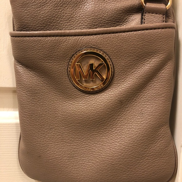 Michael Kors Mk Fulton Leather Crossbody Bag - Picture 3 of 4